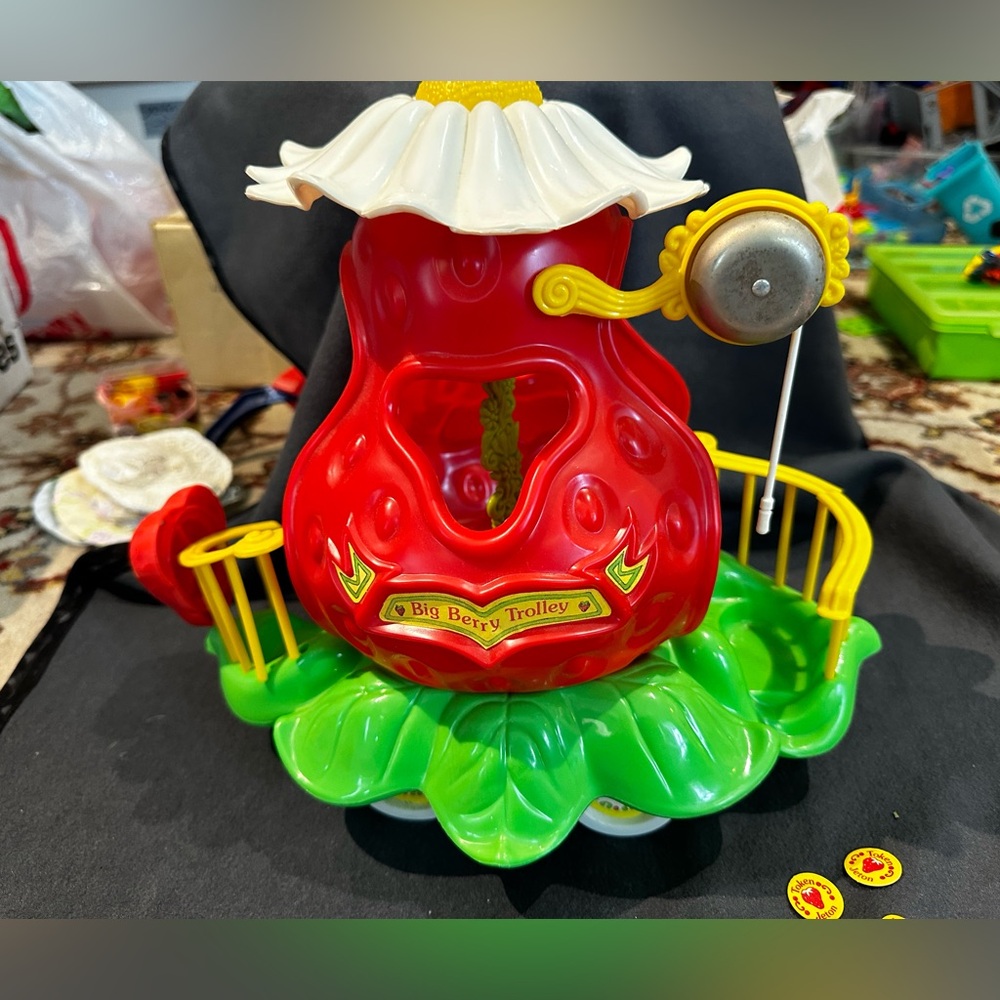 HTF Vintage Strawberry Shortcake Trolley COMPLETE